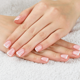 Beauté des mains, en option vernis semi-permanent • Madaï & Popx Beauté des mains, en option vernis semi-permanent • Madaï & Popx